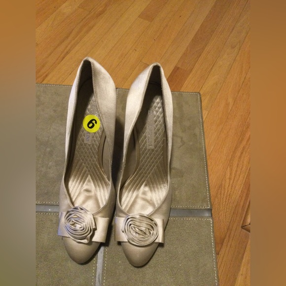 Etienne Aigner satin pumps. - Picture 3 of 8